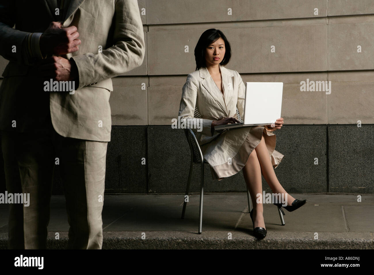 Donna asiatica seduto con un computer portatile Foto Stock