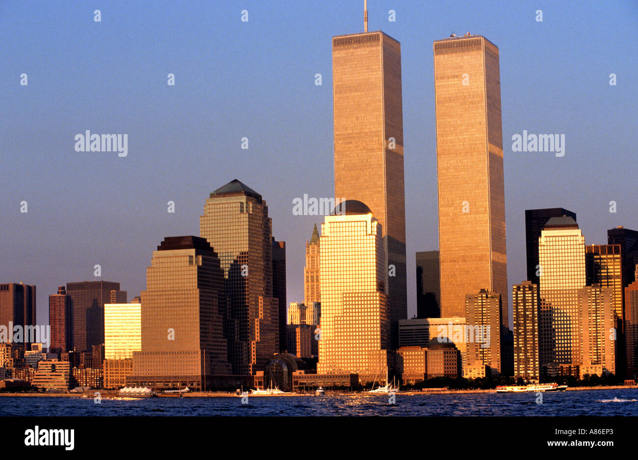 Stati Uniti New York Manhattan Sky Line di sera al tramonto luce dorata Foto Stock