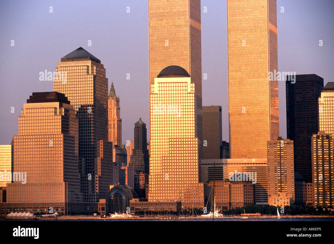 Stati Uniti New York Manhattan Sky Line di sera al tramonto luce dorata Foto Stock