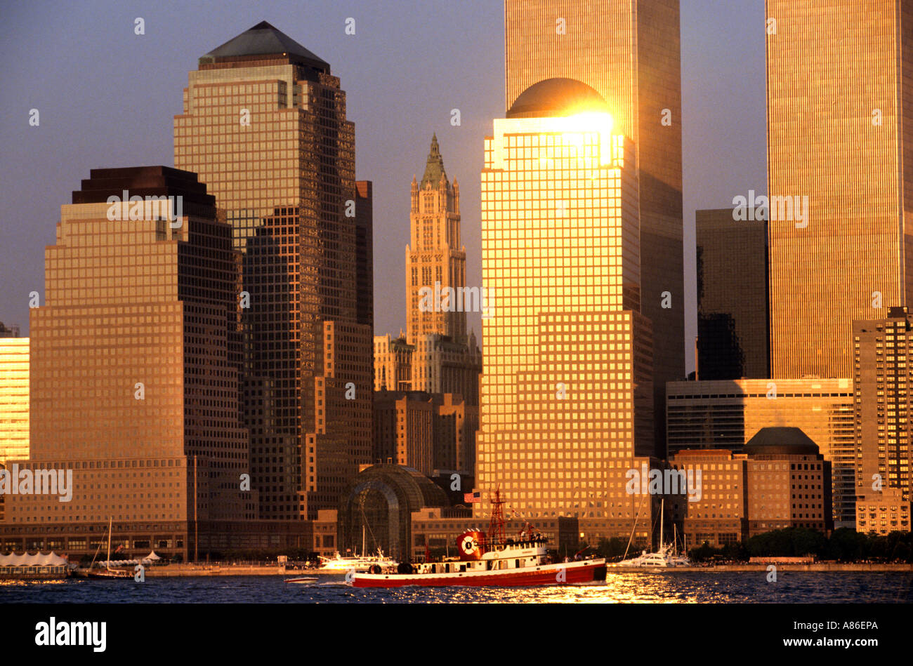 Stati Uniti New York Manhattan Sky Line di sera al tramonto luce dorata Foto Stock