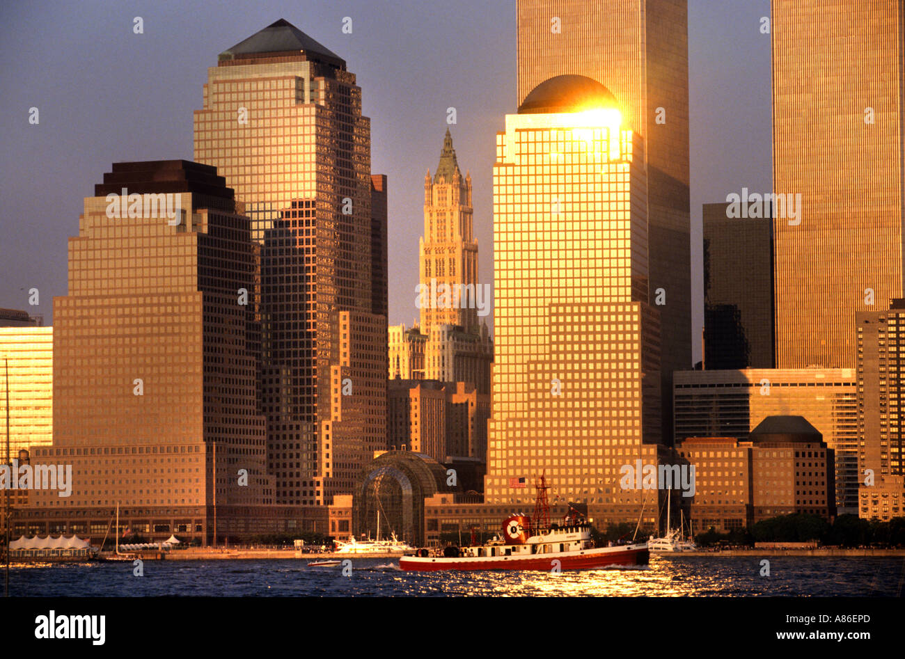 Stati Uniti New York Manhattan Sky Line di sera al tramonto luce dorata Foto Stock