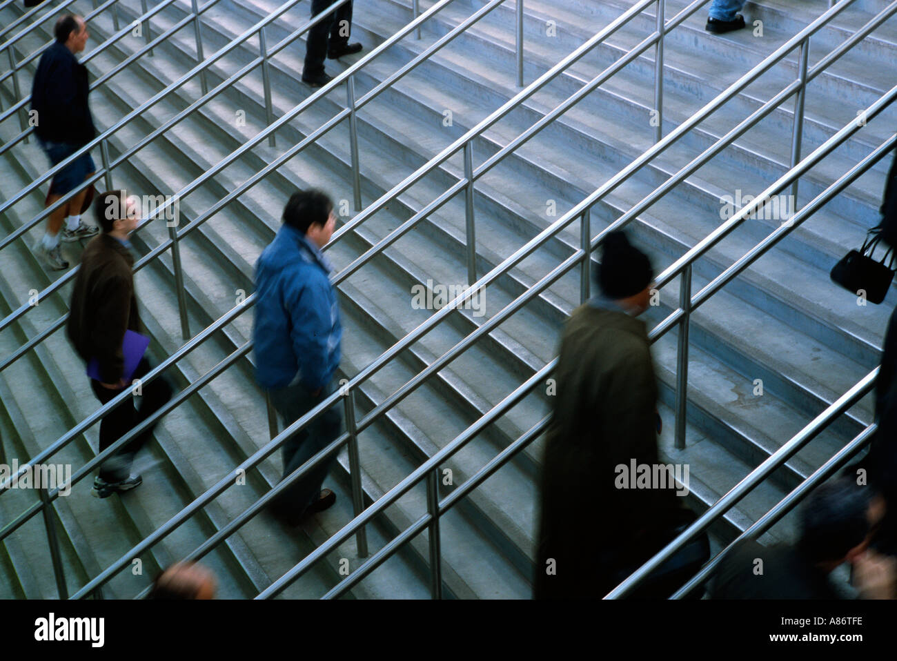 Pendolari uscire il World Trade Center Stazione del percorso in corrispondenza di mattina ora di punta Foto Stock