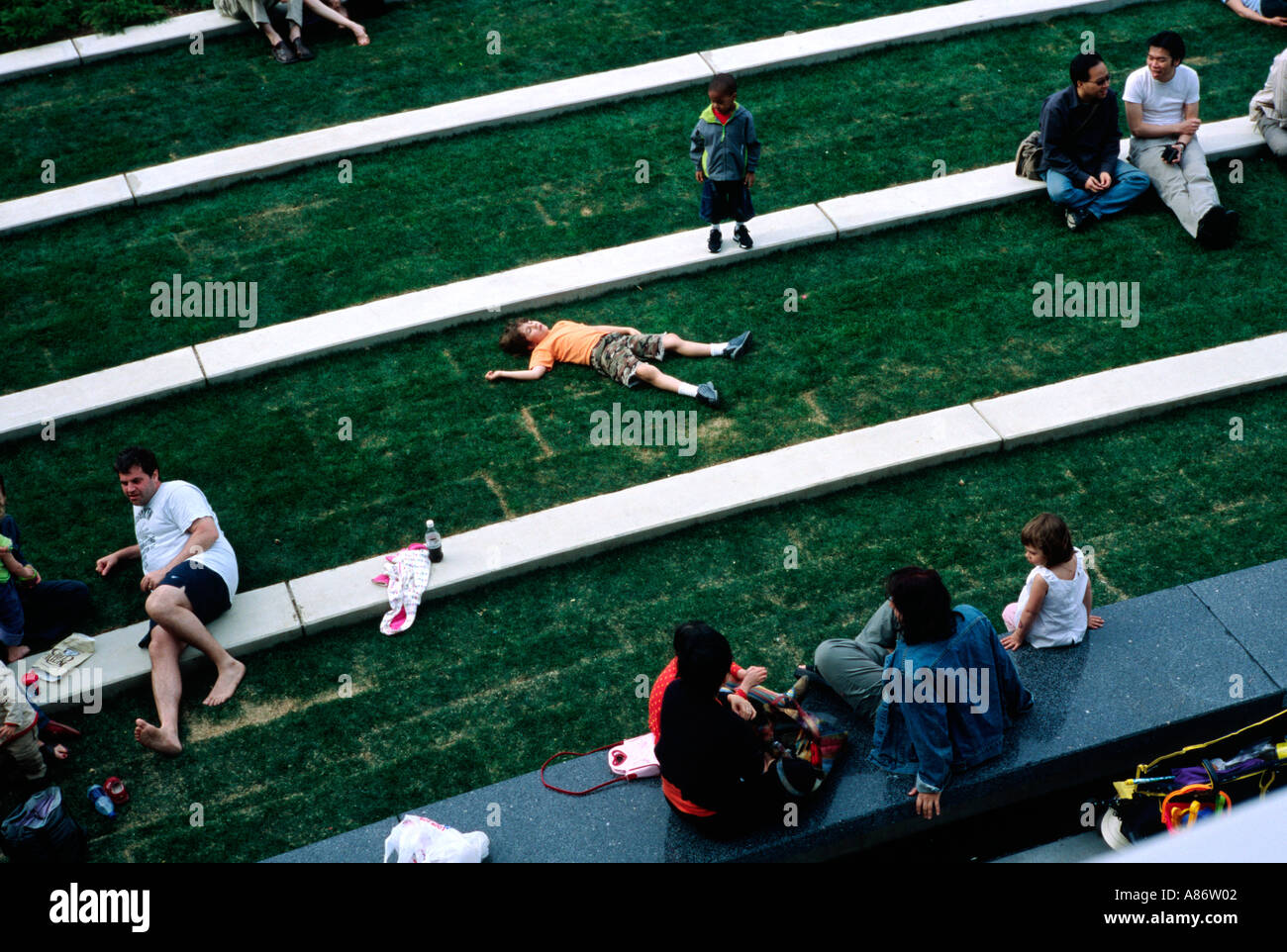 Un bambino gioca morti come un altro guarda fuori al Brooklyn Museum of Art Foto Stock