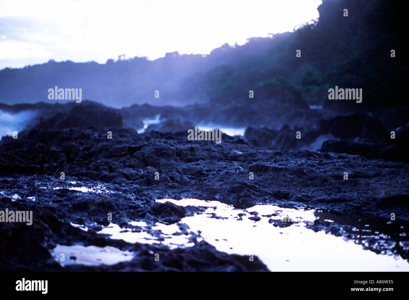 La costa rocciosa nei pressi di Montezuma Costa Rica Foto Stock