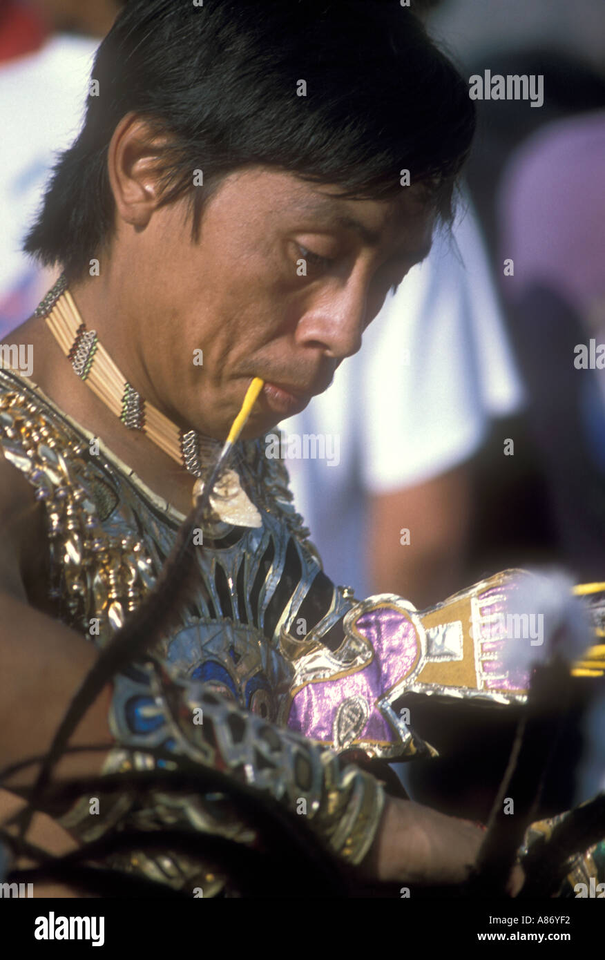 Uomo con vestiti azteca preparare lo spettacolo in piazza Zocalo a DF Foto Stock
