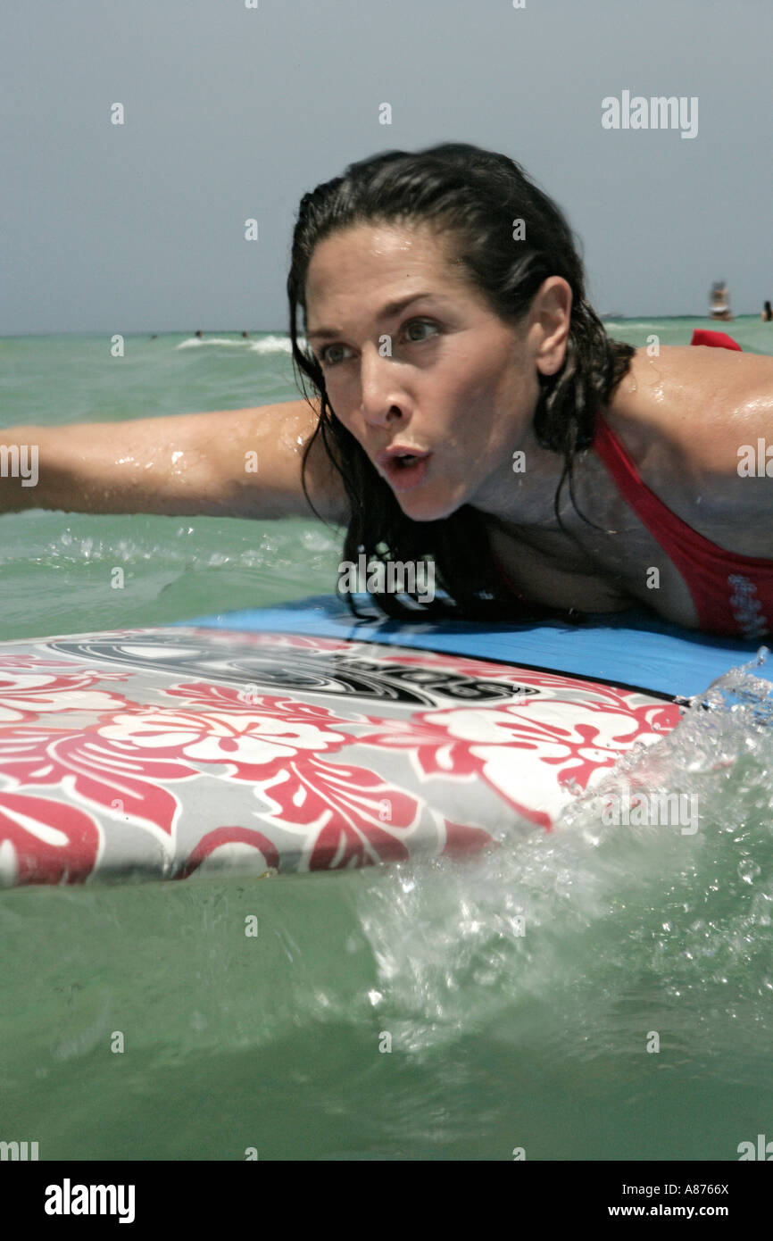 Vista di una donna surfboarding. Foto Stock