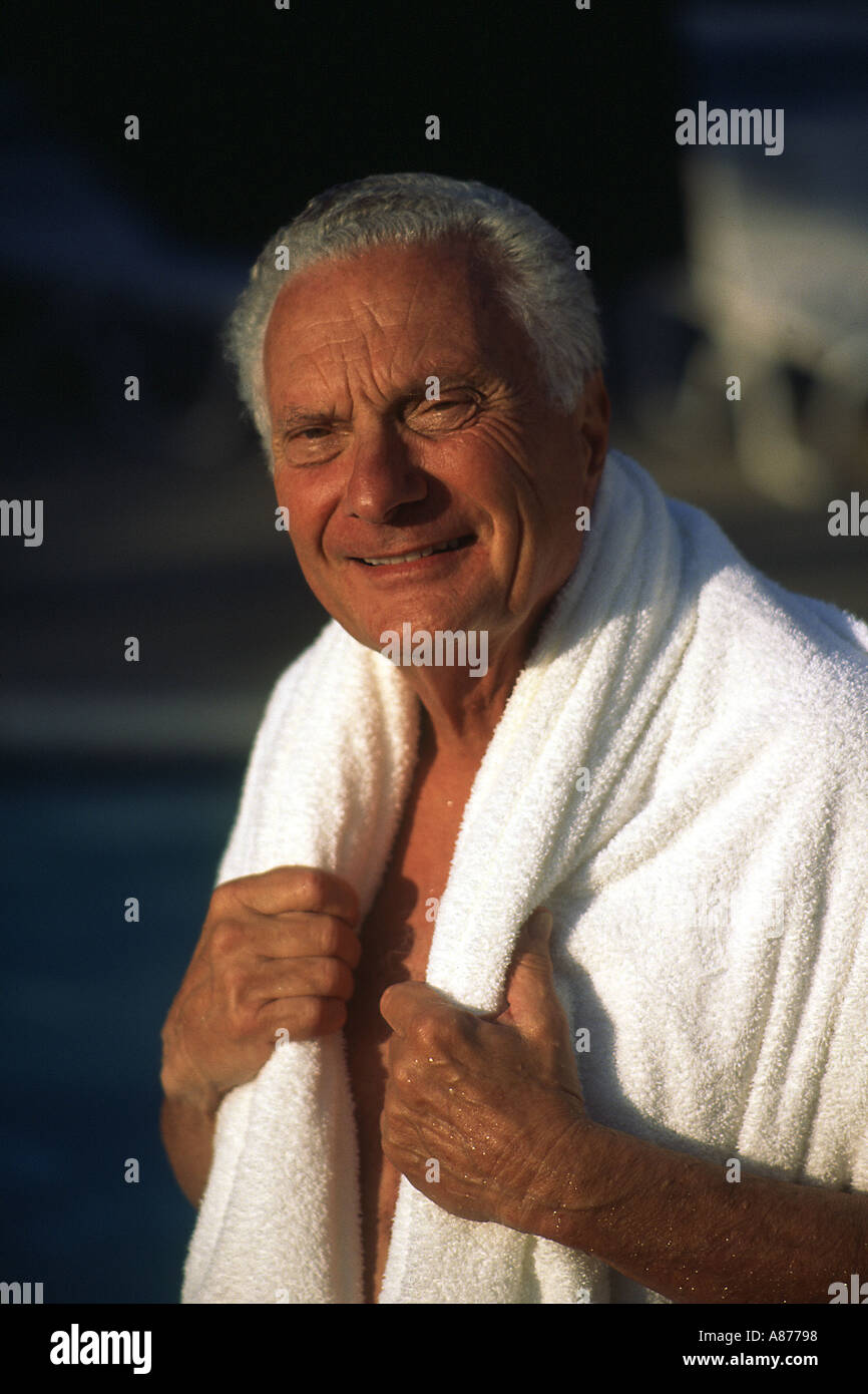 Un sorridente conciate senior citizen 73 anni vecchio con un asciugamano intorno al suo collo POV SIGNOR ©Myrleen Pearson Foto Stock