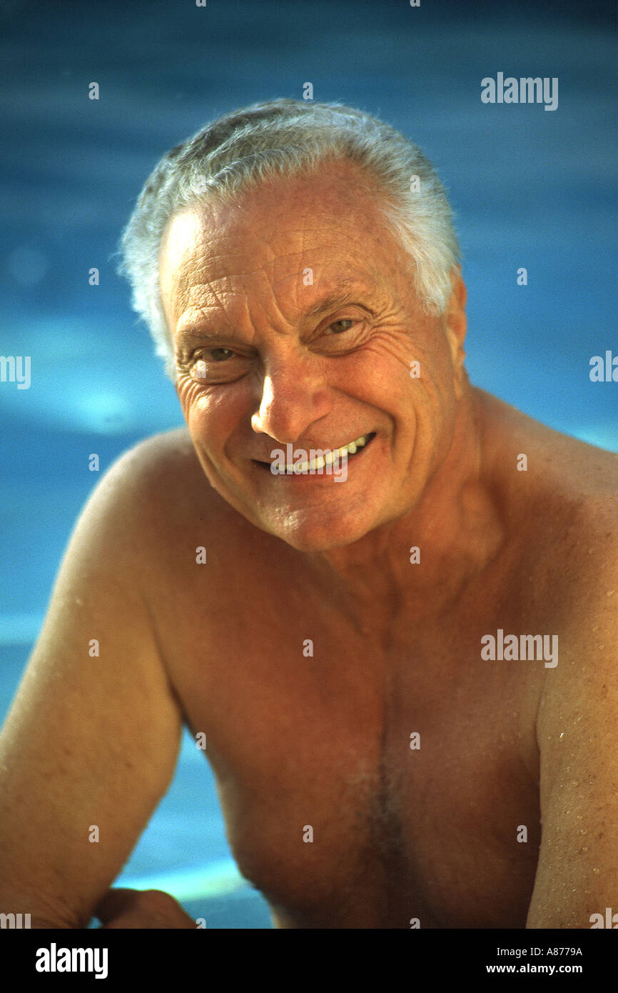 Un sorridente conciate maschio 73 anni cittadini senior in un pool signor POV ©Myrleen Pearson Foto Stock