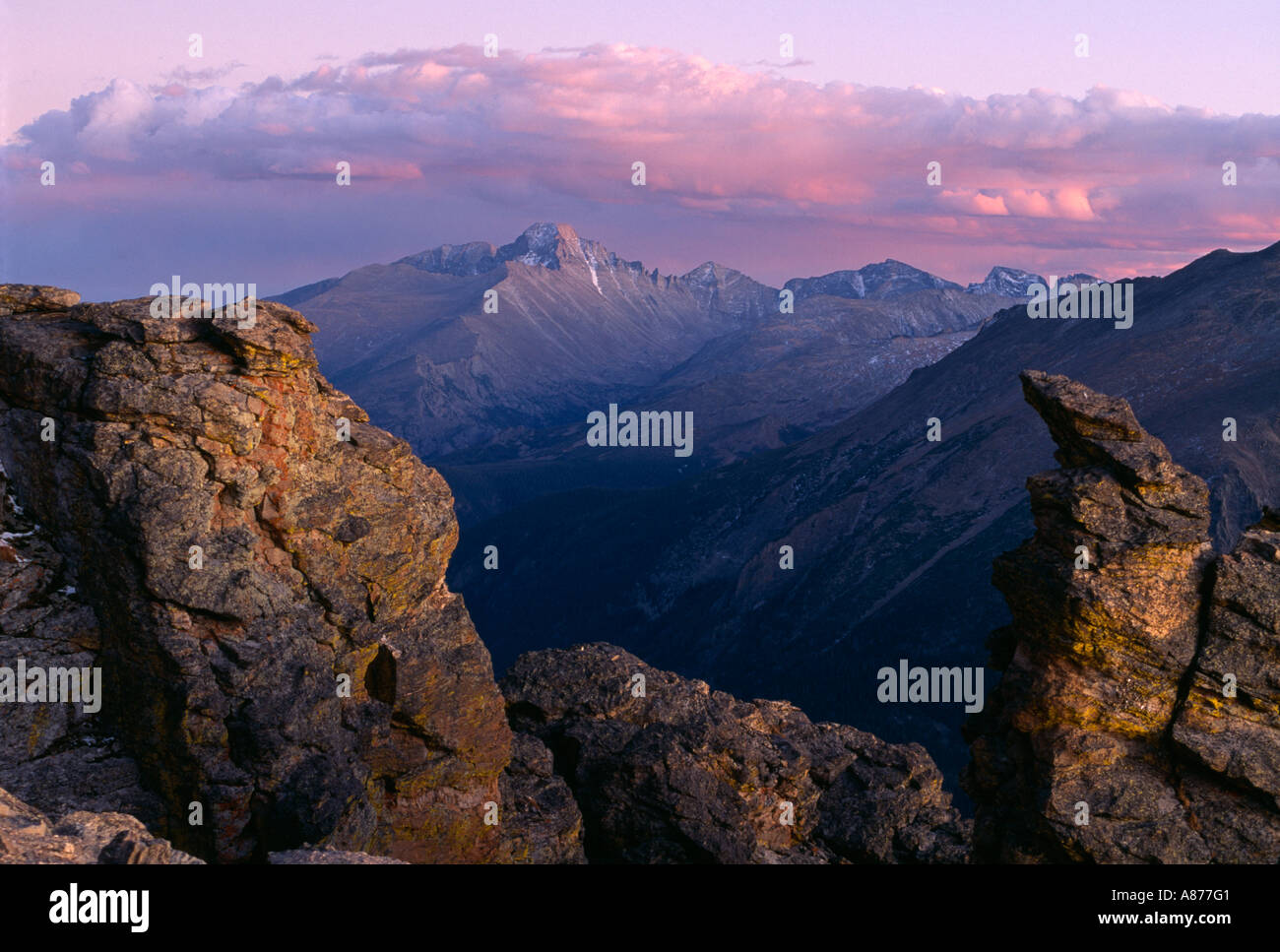 Longs alzata di picco 14 255 piedi visto al tramonto dalla roccia tagliata sul sentiero in cresta delle montagne rocciose del Parco Nazionale di Colorado Foto Stock