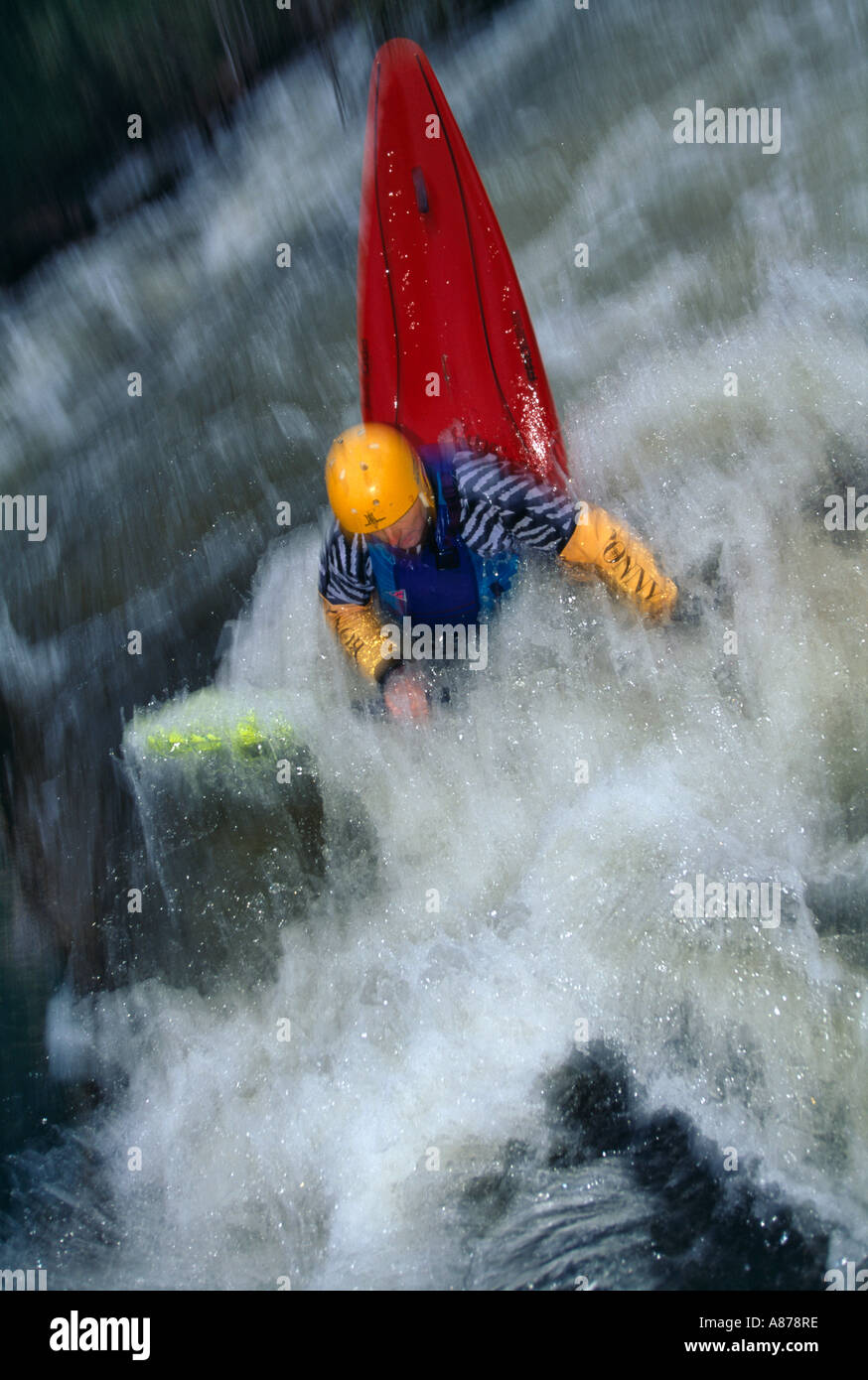 L'uomo kayak in acqua bianca sul St Vrain Fiume Montagne Rocciose Foto Stock