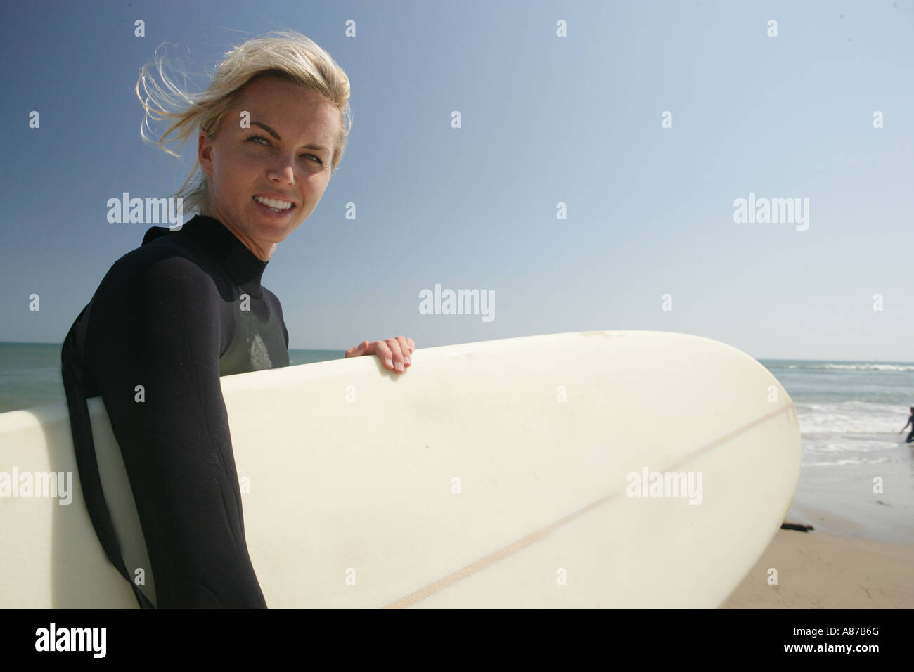 Ritratto di una donna in possesso di una tavola da surf. Foto Stock