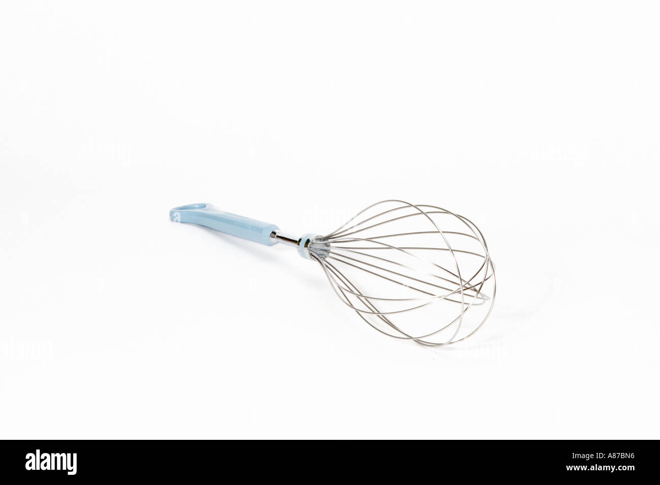 Close up di un acciaio stainelss frusta utensile da cucina con una maniglia blu Foto Stock