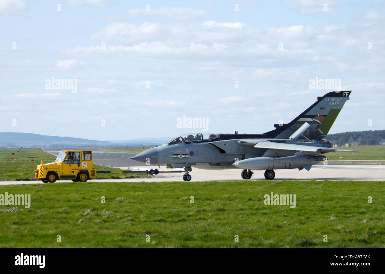 GR4 Panavia Tornado con problemi tecnici in traino torna alla bilancella RAF Lossiemouth Moray Scozia Scotland Foto Stock