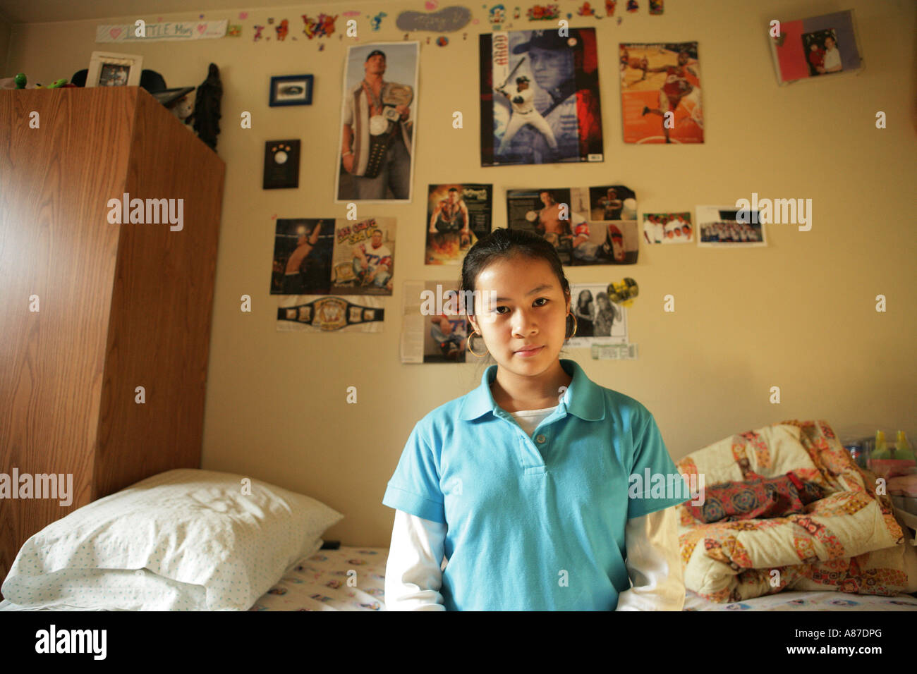 Ragazza adolescente (15-17) nella sua camera da letto, ritratto Foto Stock