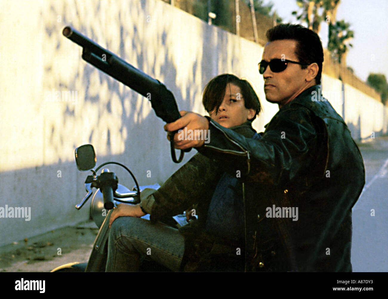 TERMINATOR 2 Arnold Schwarzenegger con pistola e Edward Furlong nel 1991 Guild film Foto Stock