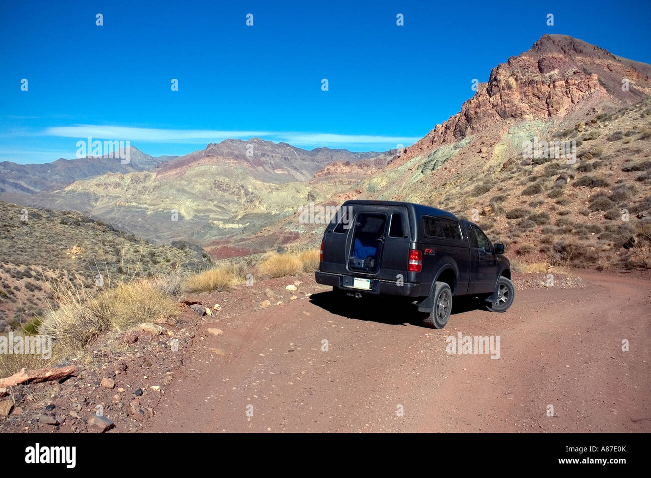 Guidando attraverso il tito Canyon, il Parco Nazionale della Valle della Morte, California USA Foto Stock