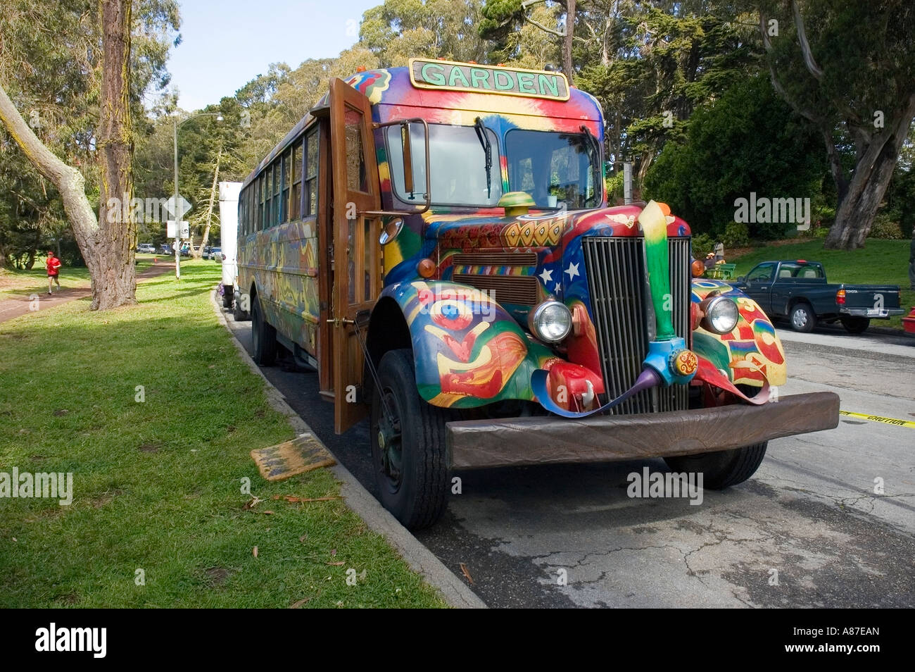 Bus Hippie dipinte in wild colori psichedelici Foto Stock