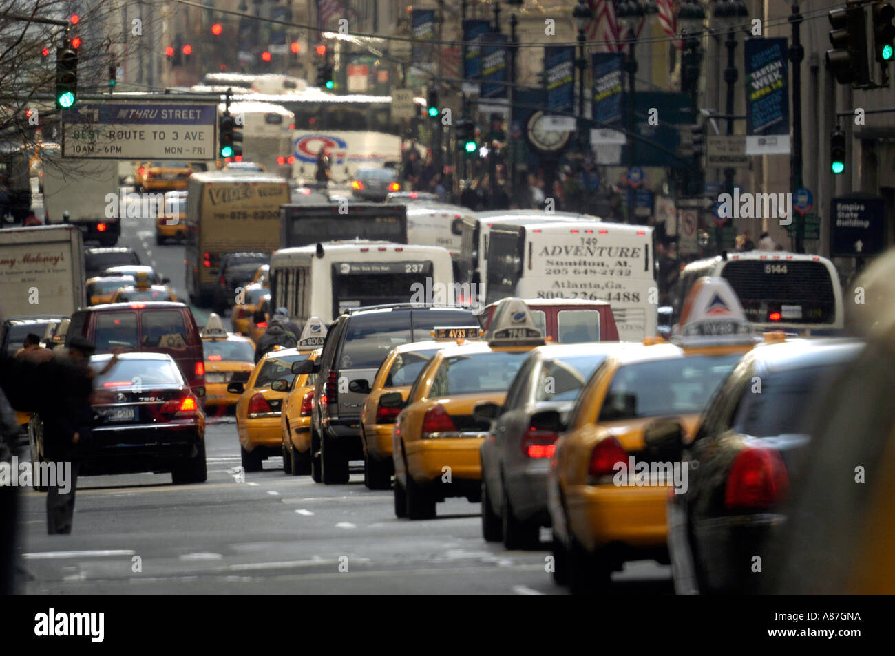 Il traffico sulla Quinta Avenue Foto Stock