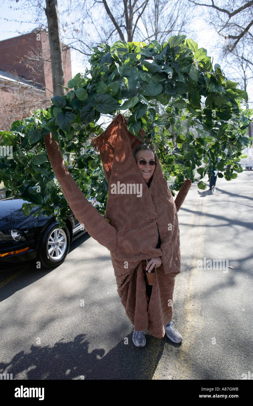 Donna vestita come una struttura ad albero in attesa per la parata per avviare Foto Stock