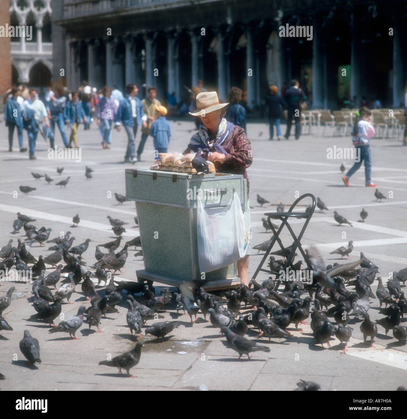 Soft focus shot di una donna vendere birdseed, Piazza San Marco, Venezia, Italia Foto Stock
