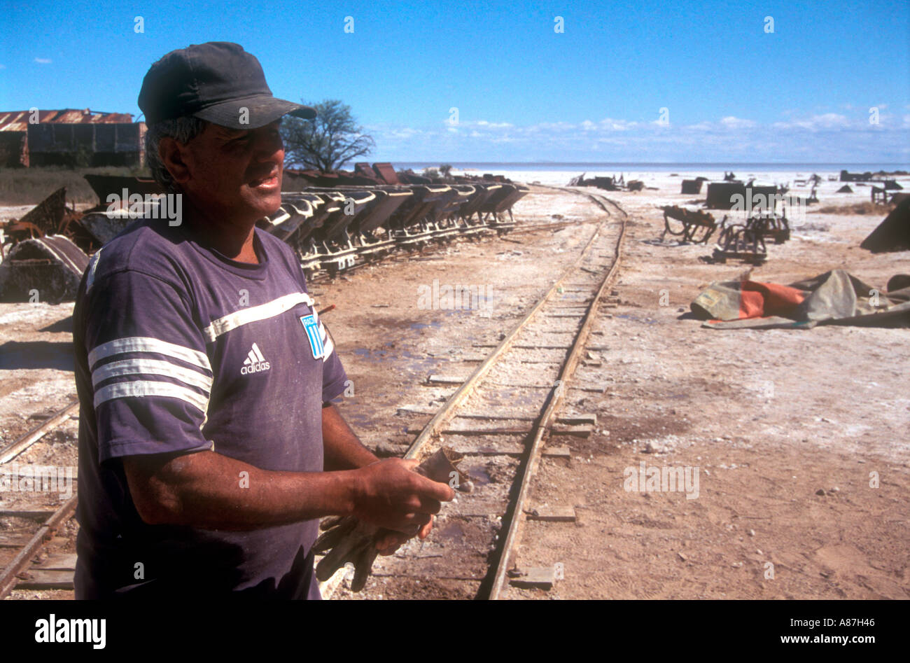 Lavoratore in una salina o essiccati salt lake Foto Stock