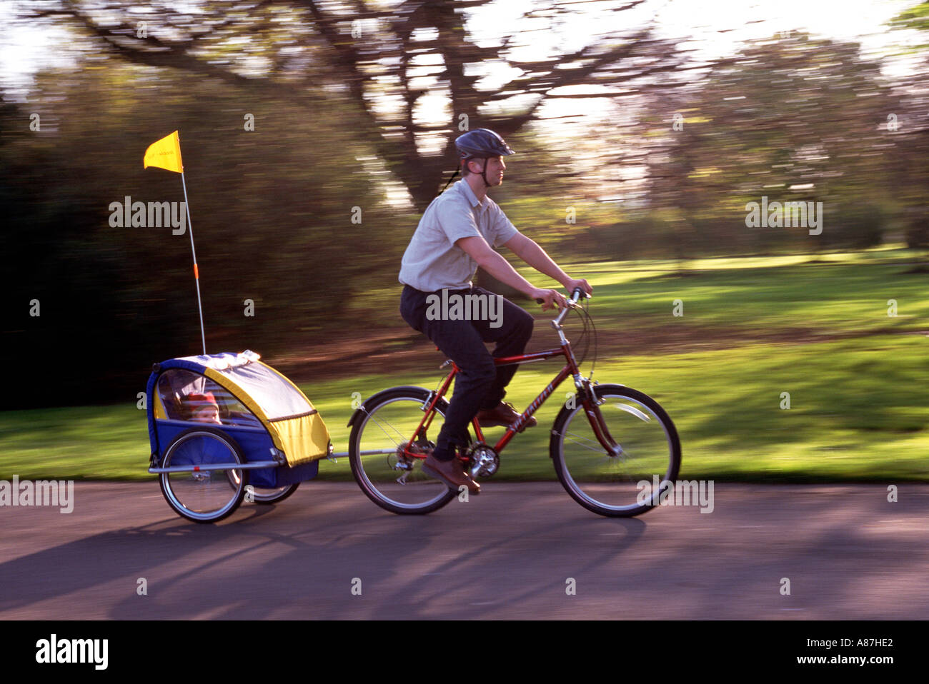 Tandem bicycle child immagini e fotografie stock ad alta risoluzione - Alamy