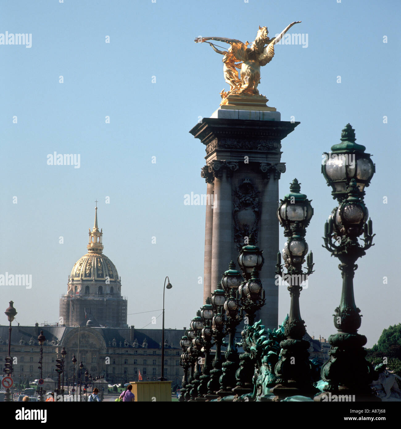 Les Invalides dal ponte Alexandre III, Parigi, Francia Foto Stock