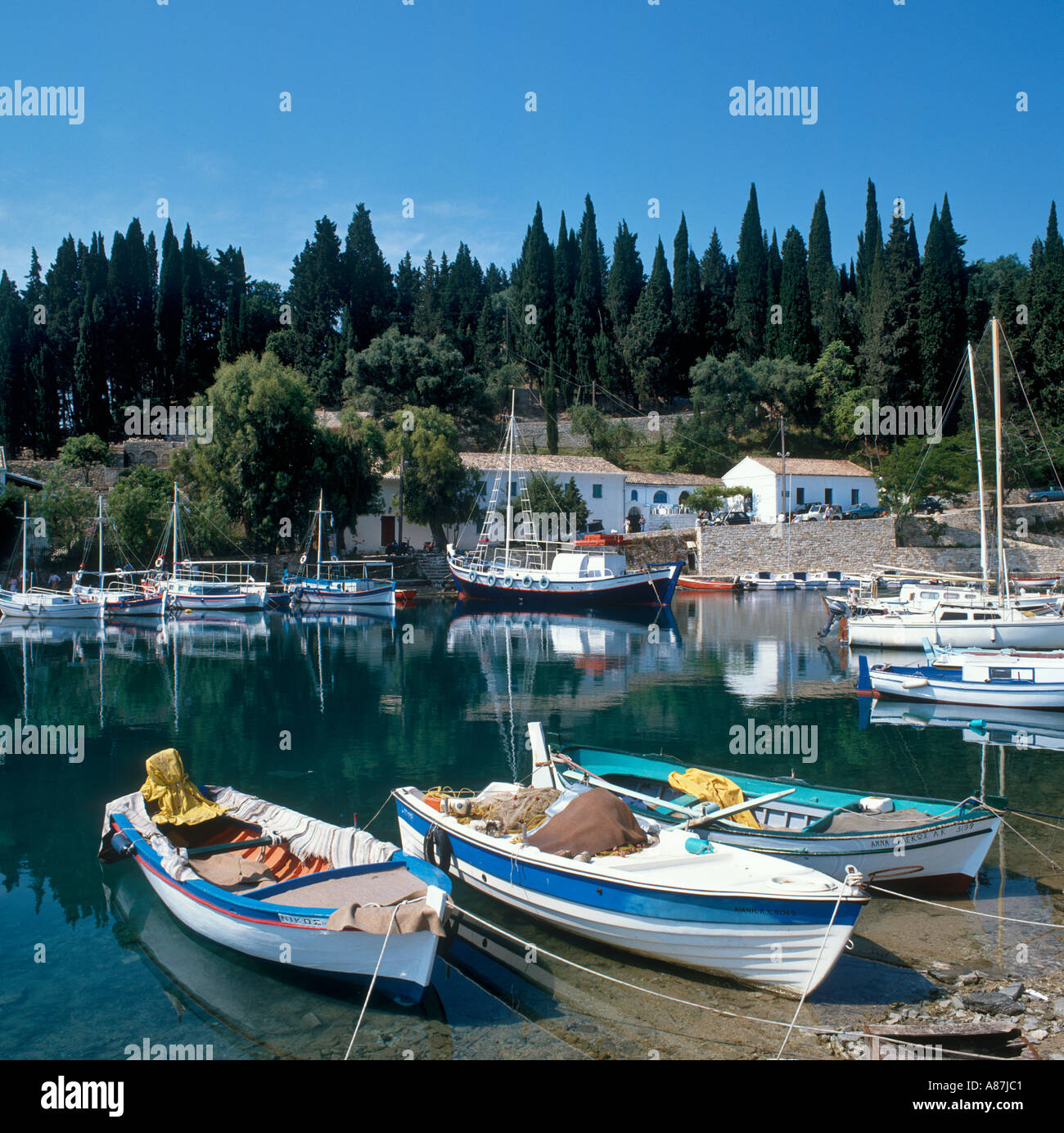 Porto nel piccolo villaggio di pescatori di Kouloura, vicino a Kalami, Costa Nord Est di Corfù (Corfu, Isole Ionie, Grecia Foto Stock