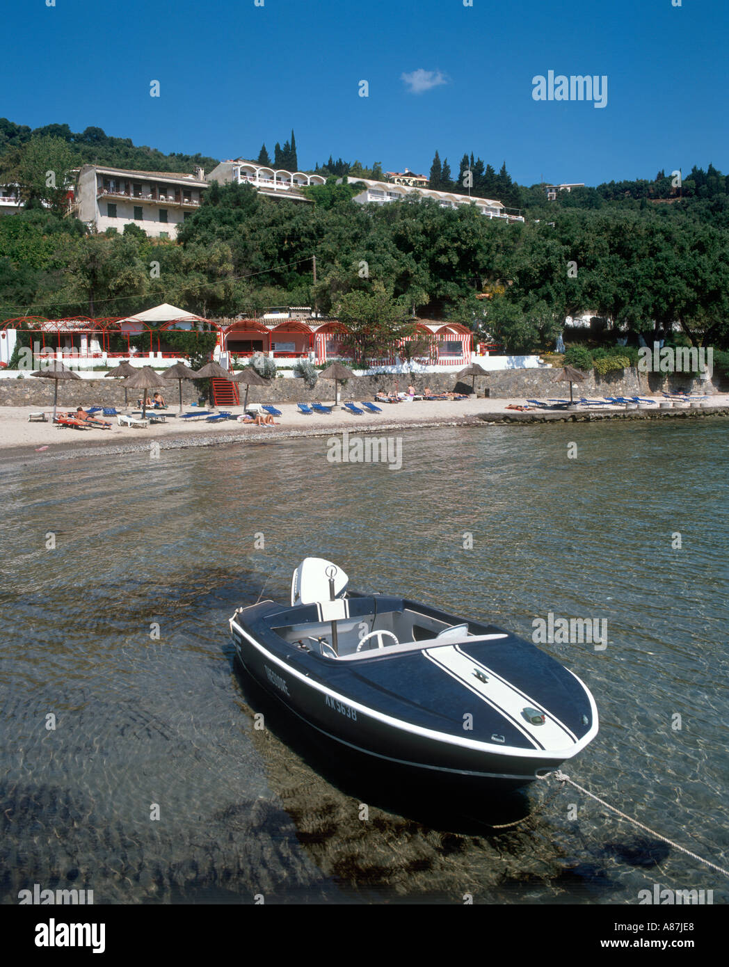 Piccola spiaggia a Perama al di fuori del Aelos Beach Hotel, Corfù, CORFU,  ISOLE IONIE Grecia Foto stock - Alamy