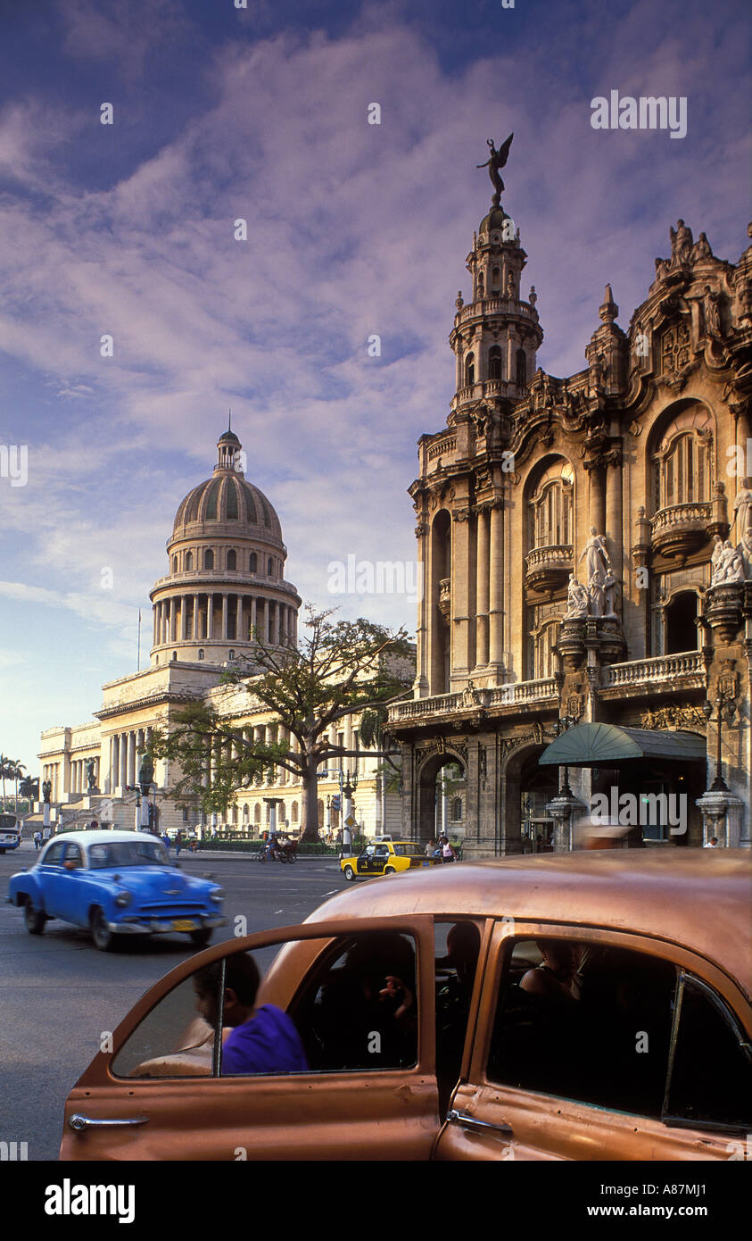 Le vecchie autovetture passando il Gran Teatro Capitolio Habana Vieja Havana Cuba Foto Stock