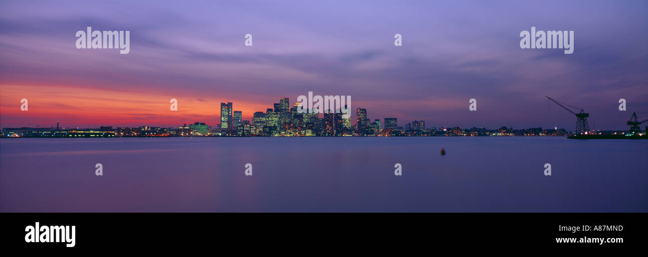 Skyline al tramonto in tutta Harbour Boston Massachusetts, STATI UNITI D'AMERICA Foto Stock