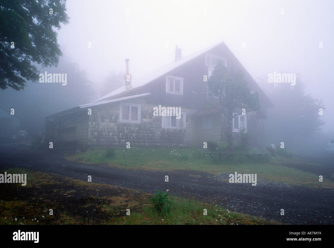 Lodge per i visitatori in cima Volcan Osorno nel Parque Nacional Vicente Perez Rosales nel distretto del lago del Cile Foto Stock