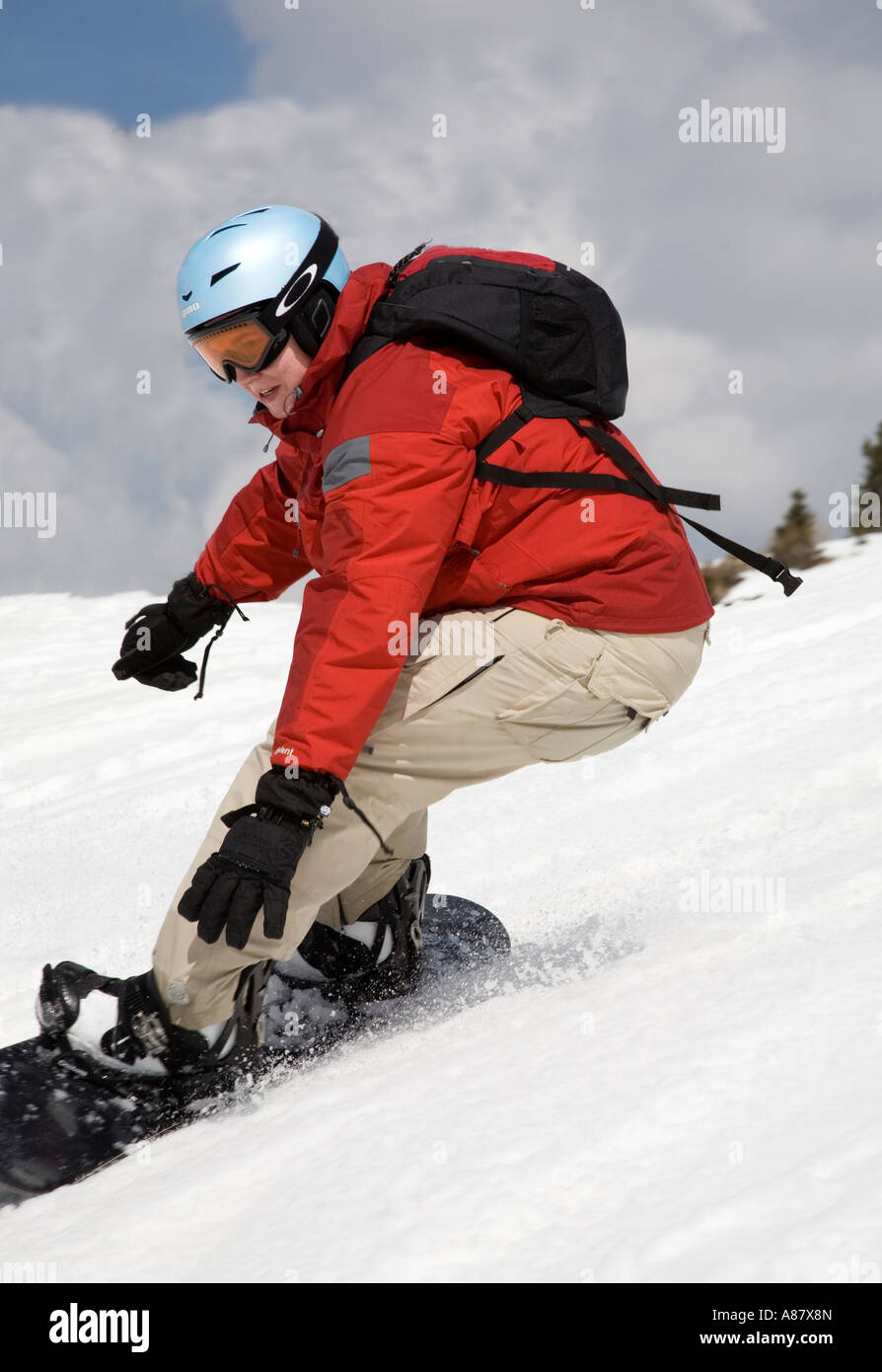 La gioventù snowboard in giacca rossa con casco e zaino, Morzine-Avoriaz,  Francia Foto stock - Alamy