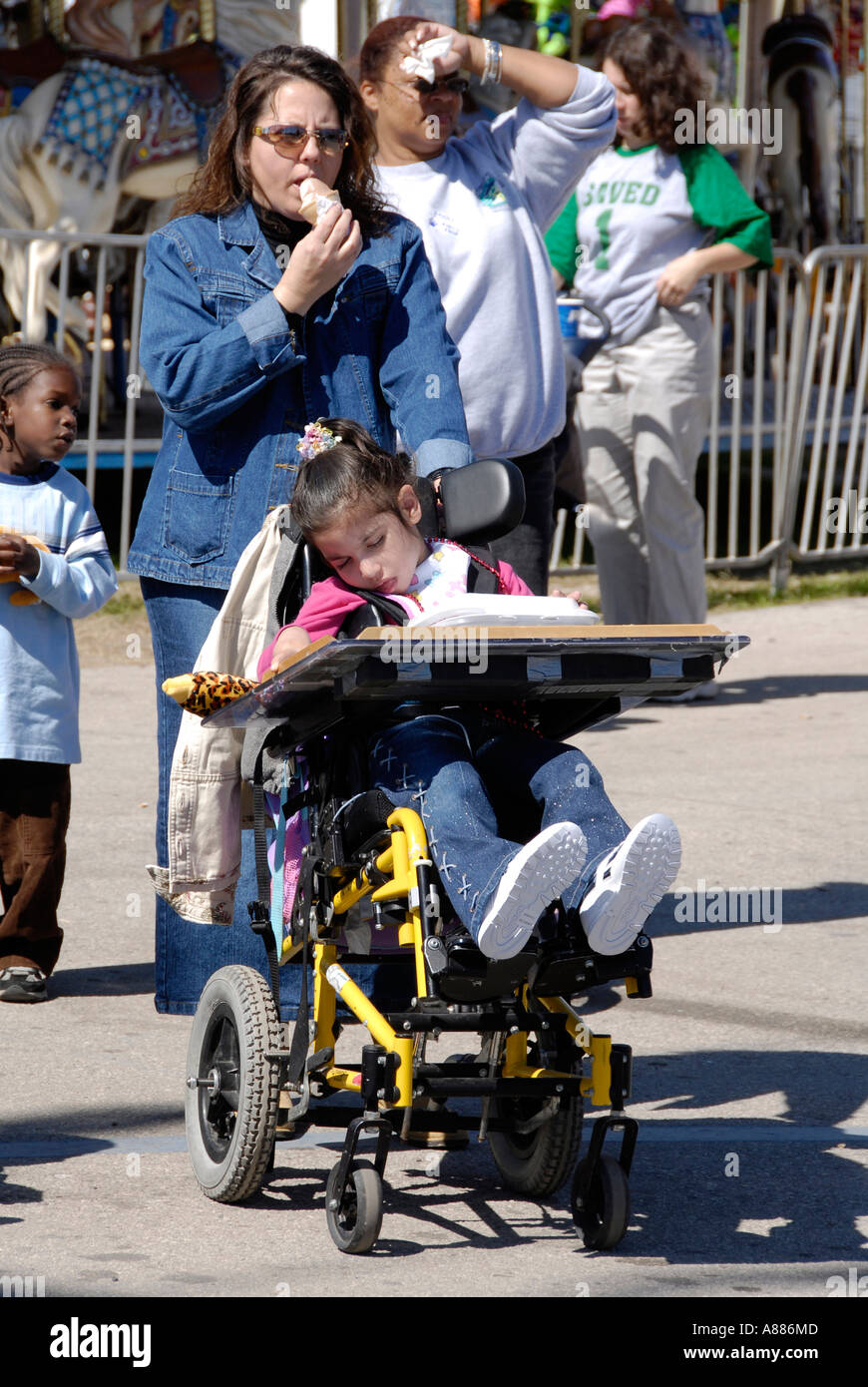 I bambini disabili frequentare e godere della Florida State Fair in Tampa Florida FL Foto Stock