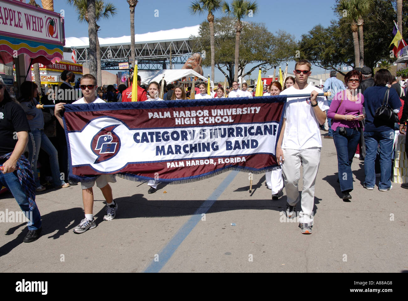 Palm Harbor University High School Marching Band partecipa in una sfilata presso la Florida State Fair a Tampa Foto Stock
