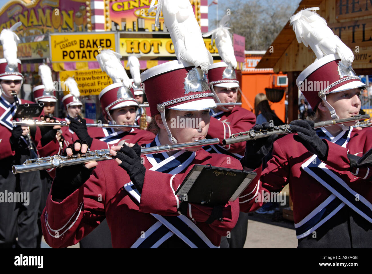 Palm Harbor University High School Marching Band partecipa in una sfilata presso la Florida State Fair a Tampa Foto Stock