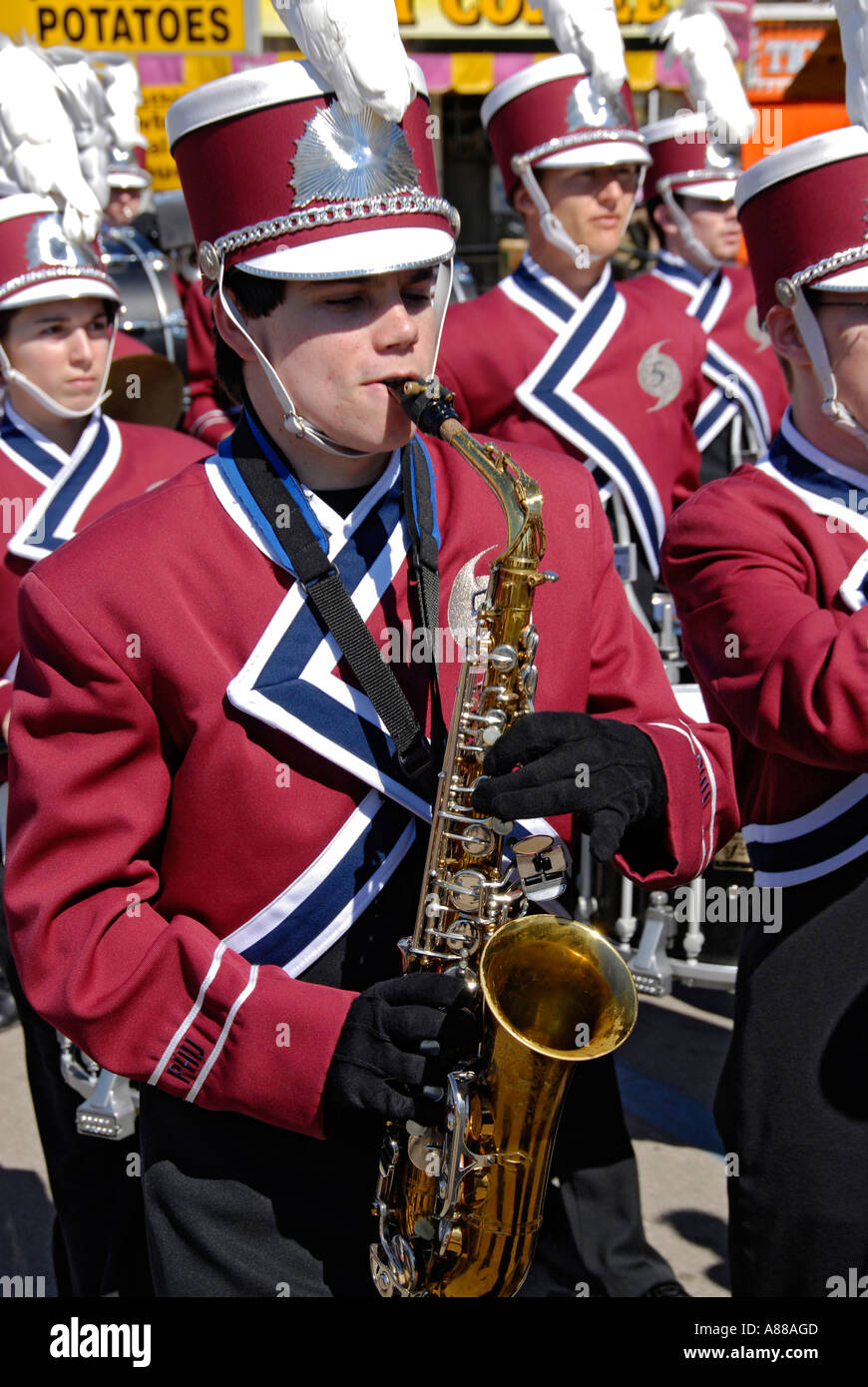 Palm Harbor University High School Marching Band partecipa in una sfilata presso la Florida State Fair a Tampa Foto Stock