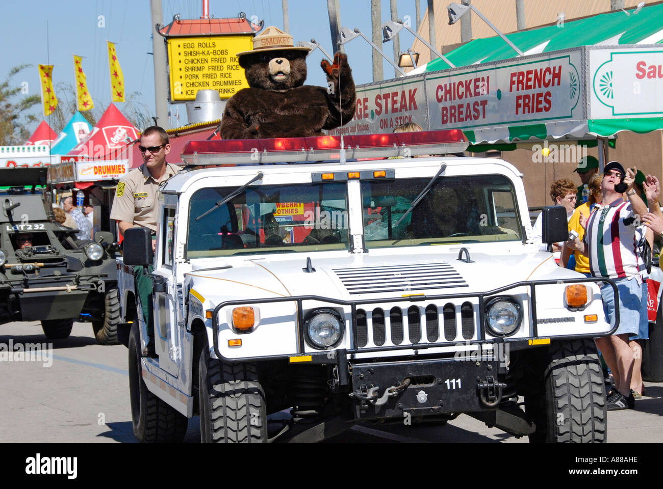 Smokey Bear partecipa ad una sfilata presso la Florida State Fair in Tampa Florida FL Foto Stock