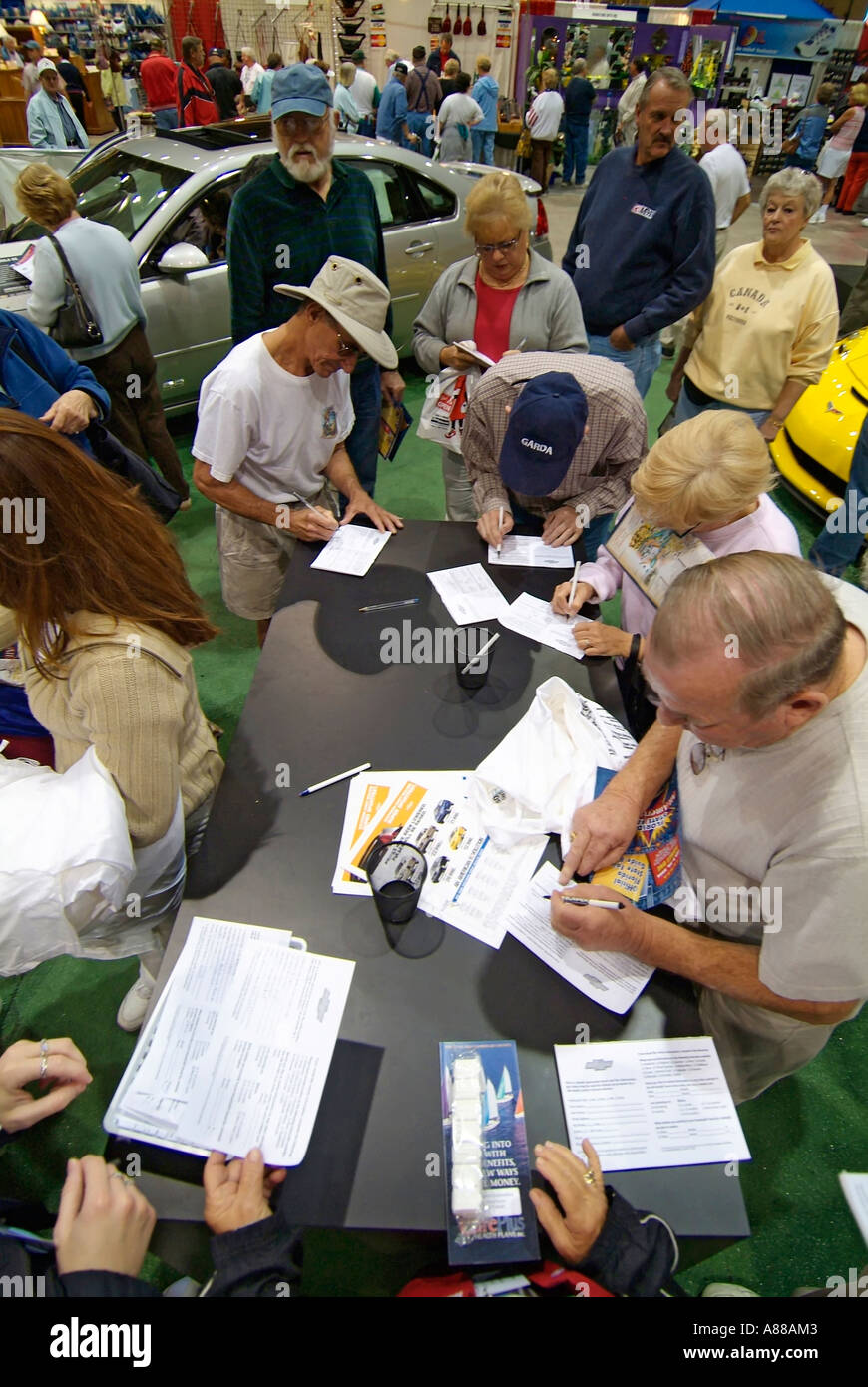 Un gruppo di uomini e donne iscriviti per un disegno libero alla Florida State Fair a Tampa Foto Stock