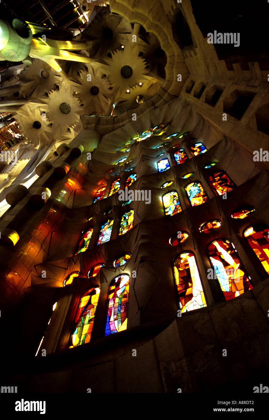 Luce rifratta attraverso il colorato le finestre di vetro macchiate all'interno del tempio incompiuto de la Sagrada Familia di Barcellona, Spagna Foto Stock