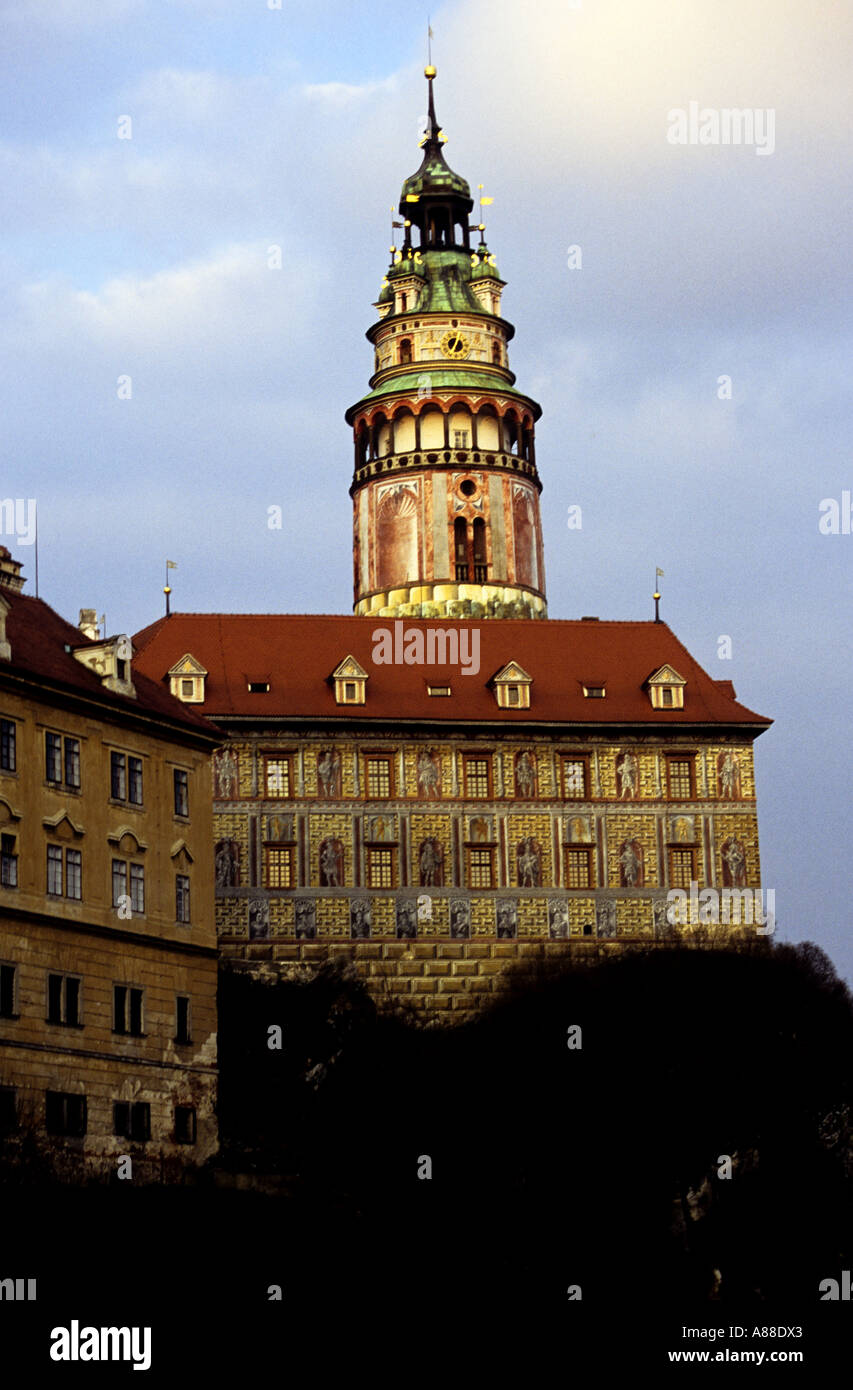 La torre del castello è circondato da un piccolo castello su uno stretto promontorio roccioso sopra la città di Krumlov, Cesky Krumlov, Repubblica Ceca Foto Stock