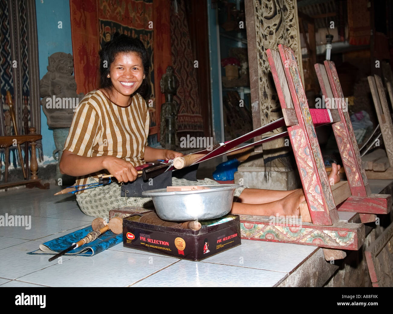 Tessitura tradizionale in una piccola casa a conduzione familiare in un villaggio nel sud di Lombok indonesia Foto Stock