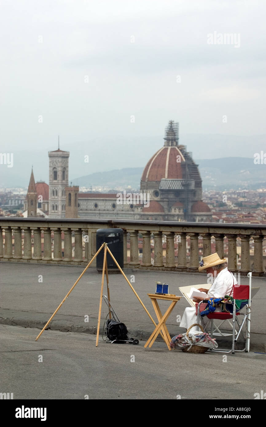 Pittore in attesa per i turisti a Piazzale Michelangelo con il Duomo in background Foto Stock
