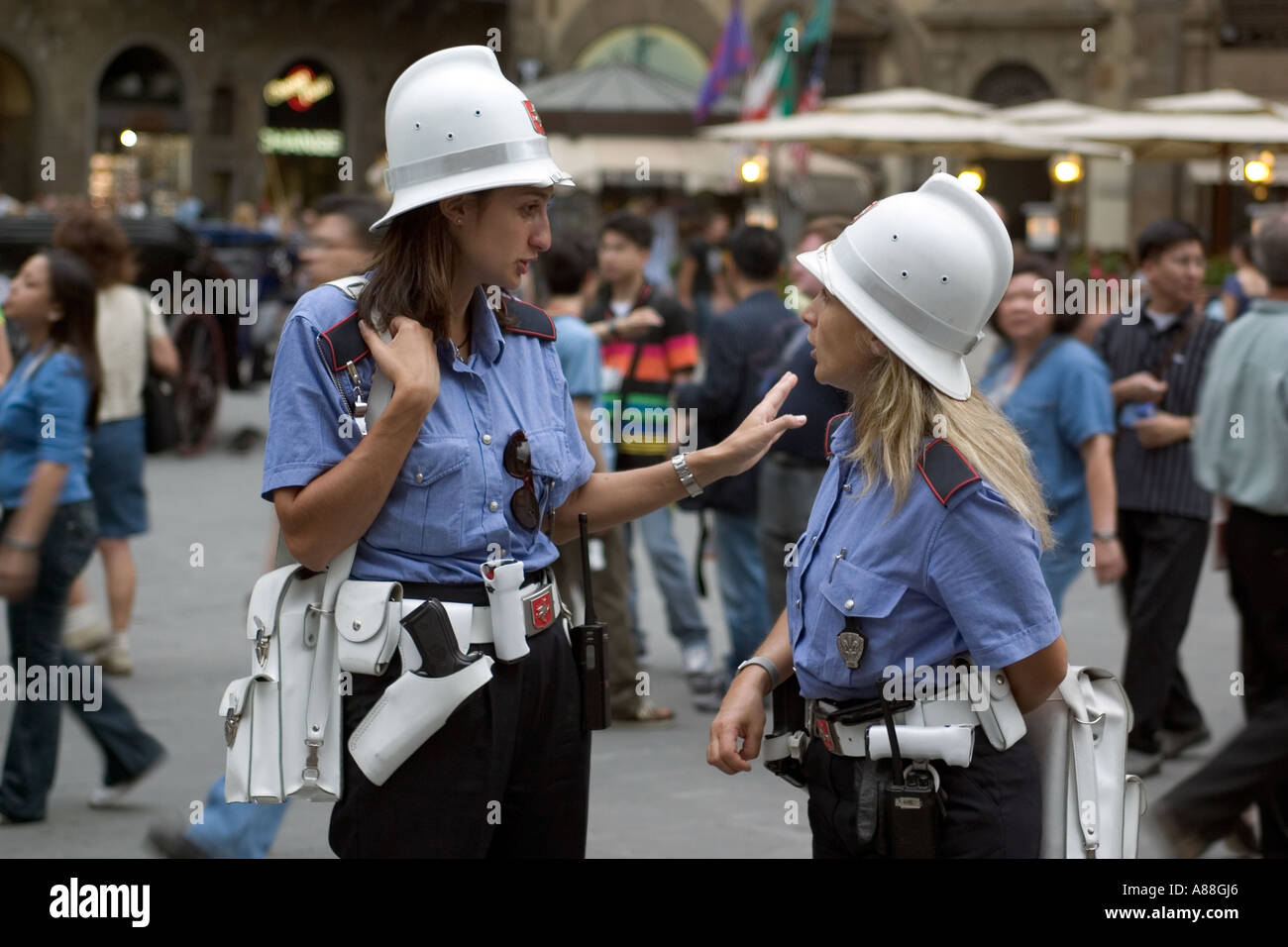 Due ufficiali di polizia donne a Firenze Foto Stock