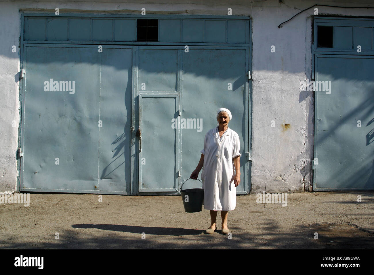 Ucraina, Crimea, 18.07.2002. Donna anziana ancora lavorando come un hotel cameriere in Simeis Foto Stock