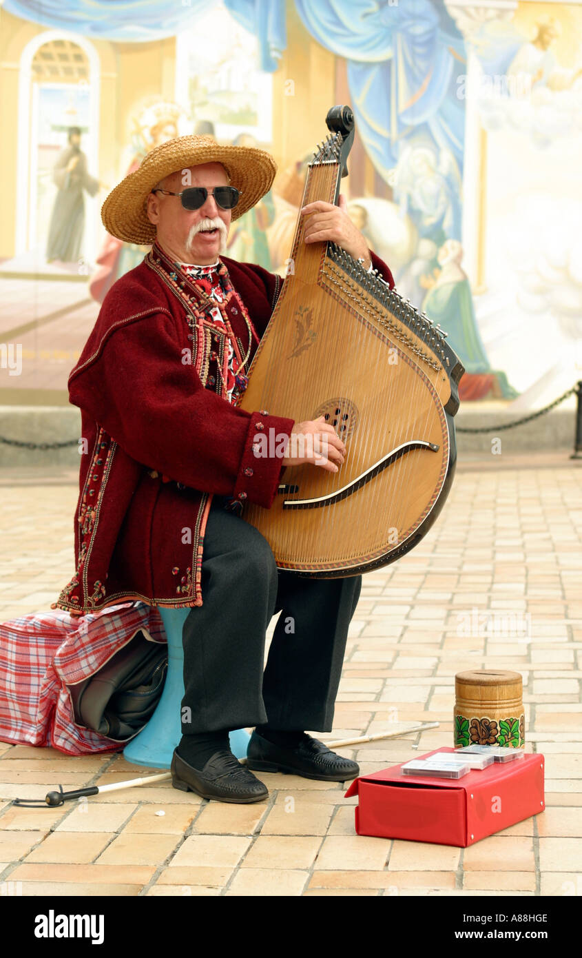 Ucraina, Kiev, 28.06.2003. Kobzar ucraino cantando canzoni popolari e la riproduzione di un tradizionale strumento musicale kobza (lut-simili) Foto Stock
