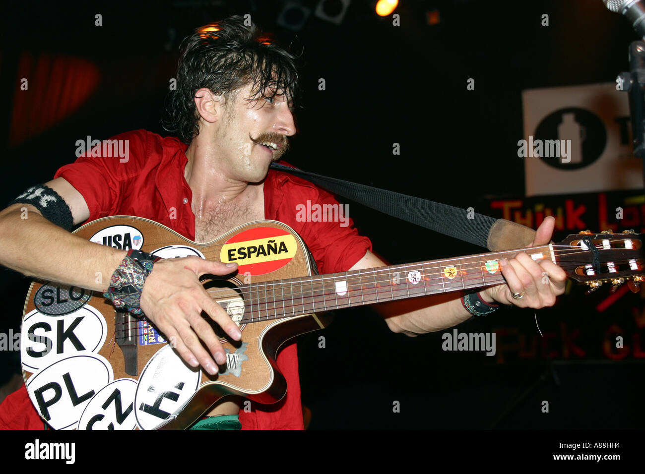 Ucraina, Kiev, 28.06.2003. Eugene Hutz (USA) da Gogol Bordello in concerto Foto Stock