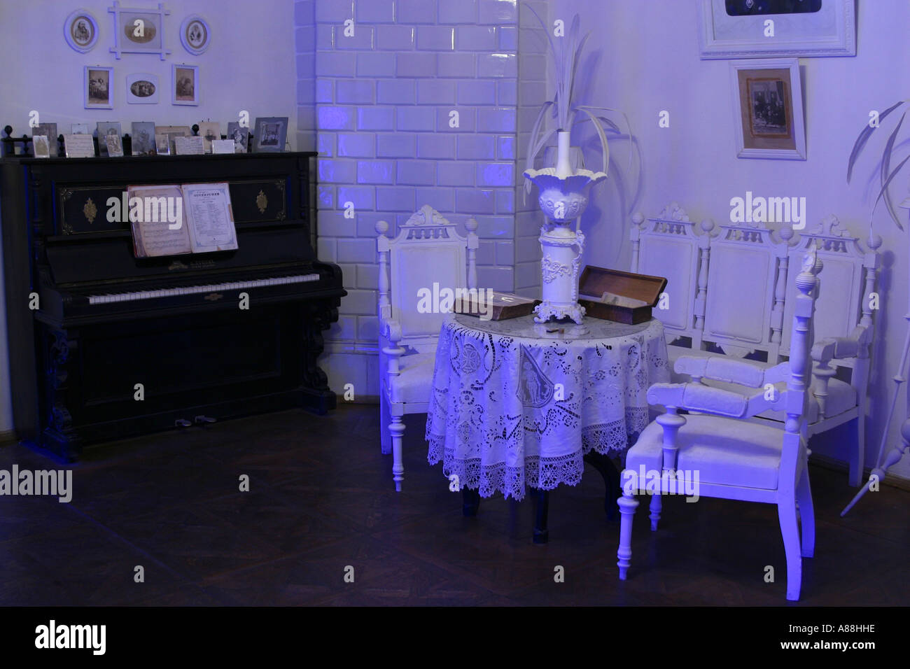 Soggiorno nel museo del romanziere e drammaturgo Mikhail Bulgakov a Andriyivsky Uzviz (Andrew's Desent), Kiev, Ucraina Foto Stock