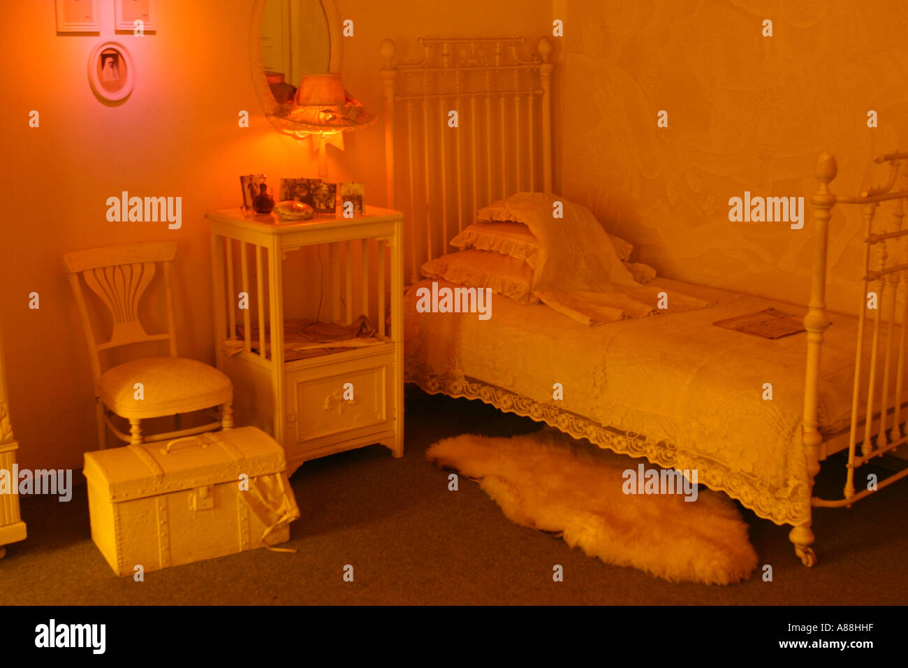 Camera da letto nella casa di Turbiny, ora il museo dello scrittore Michael Bulgakov a Andriyivsky Uzviz (Andrew's Desent) a Kiev Foto Stock