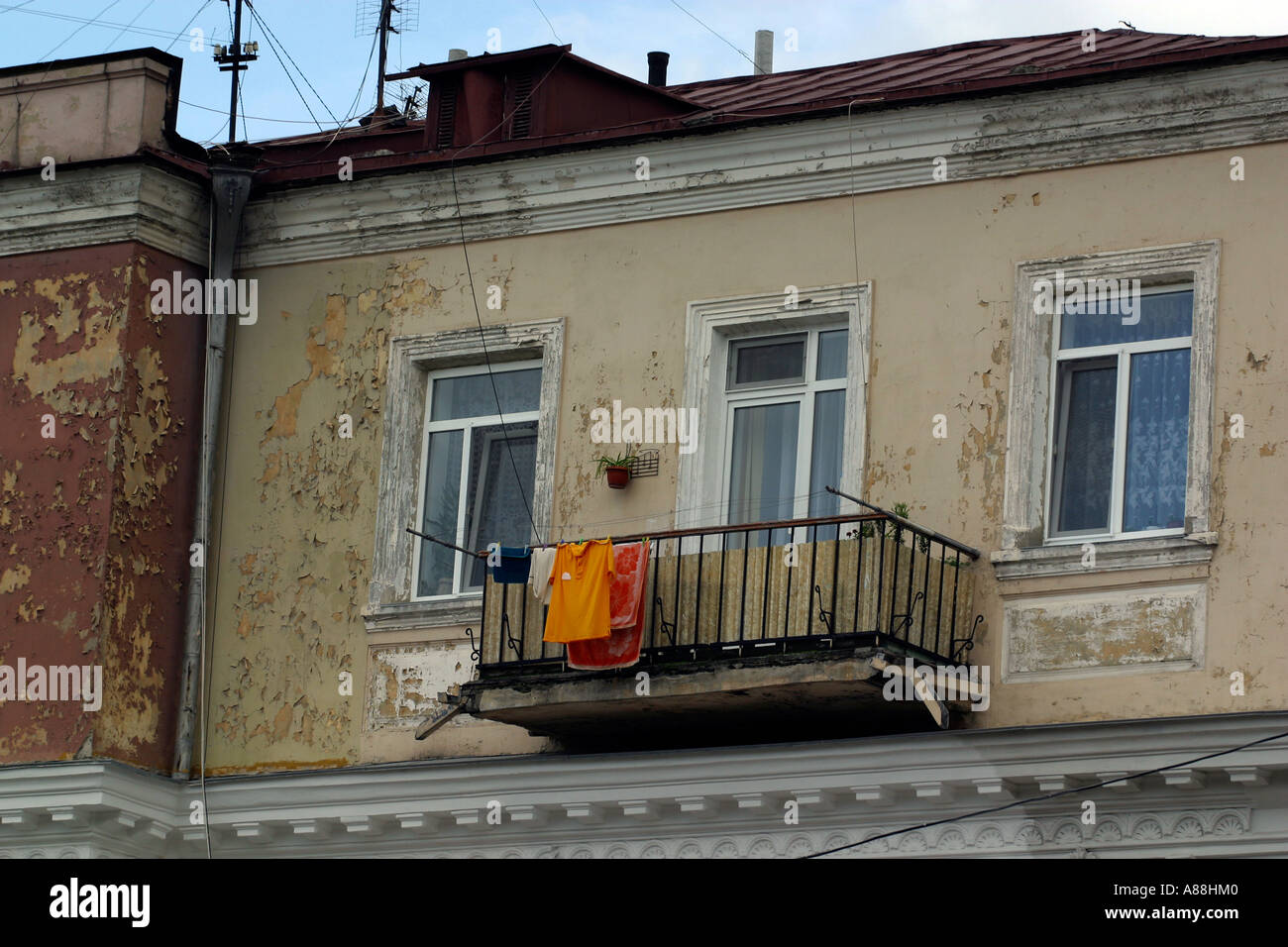 Ucraina Odessa, 16.07.2003. Servizio lavanderia appeso sul balcone Foto Stock